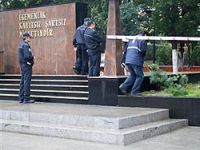 Polis memuru Atatürk Anıtı önünde intihar etti