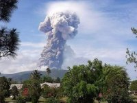 Depremin ardından yanardağ patlaması