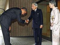 Obama, Japon İmparator'un önünde eğildi