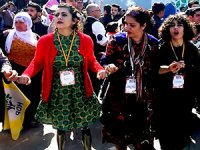 Lisa Çalan Diyarbakır Newroz'unda halay çekti