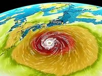 Japonya'da son yılların en büyük tayfunu kıyıya ulaştı