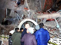 Elazığ depremi: Can kaybı artıyor, kurtarma çalışmaları sürüyor