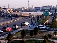 İran'da yolcu uçağı pistten çıkıp yolun ortasına fırladı