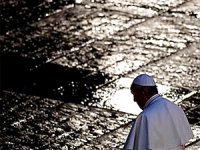 Papa Francis, Vatikan'daki ayinlerde 'yalnız'