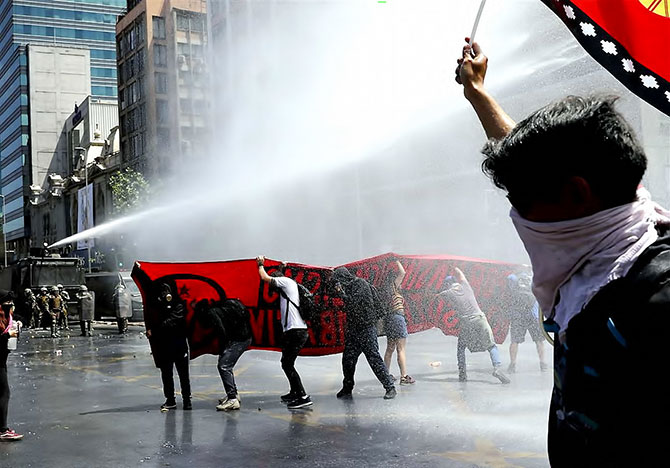 aptopix-chile-protests-6-1571895368.jpg