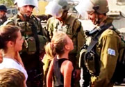 Filistinli küçük kız İsrail askerine meydan okudu